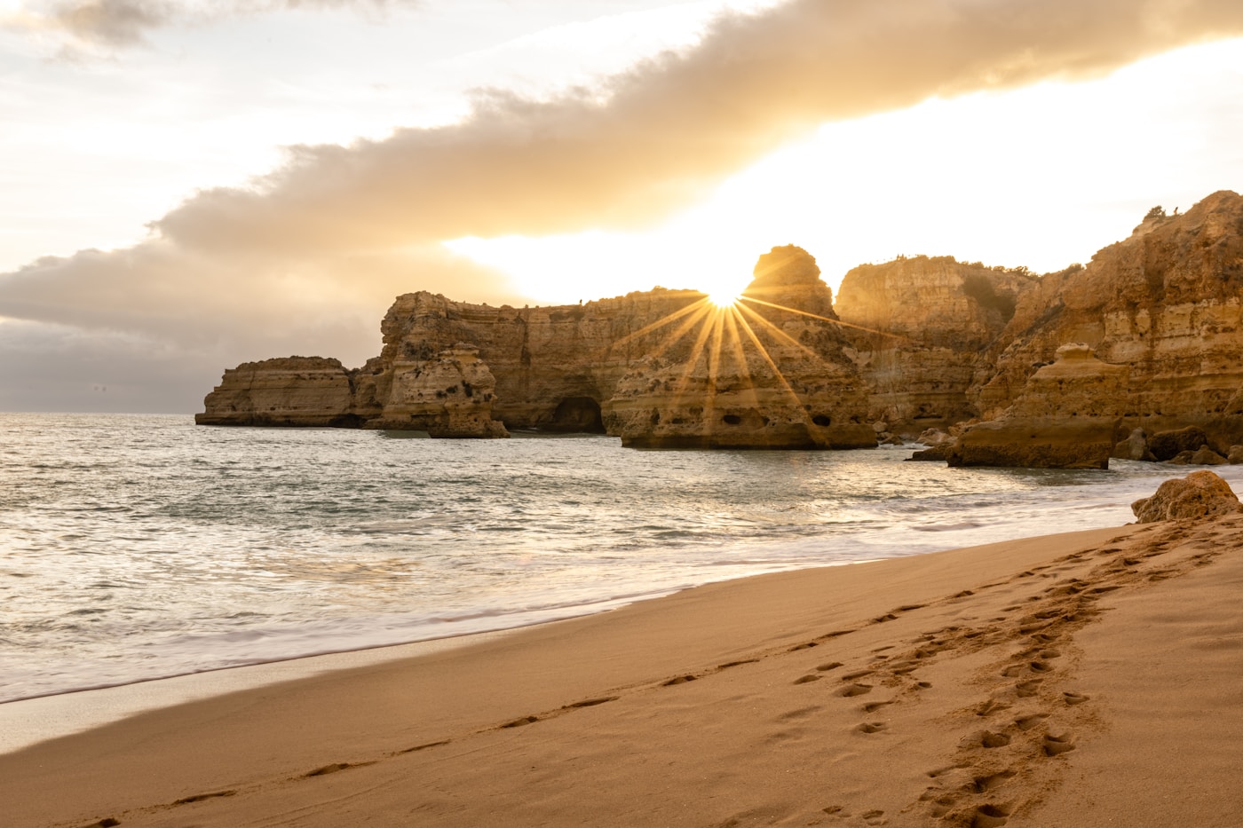 Praia da Marinha Algarve Portugalia - faleze rosii si grote marine