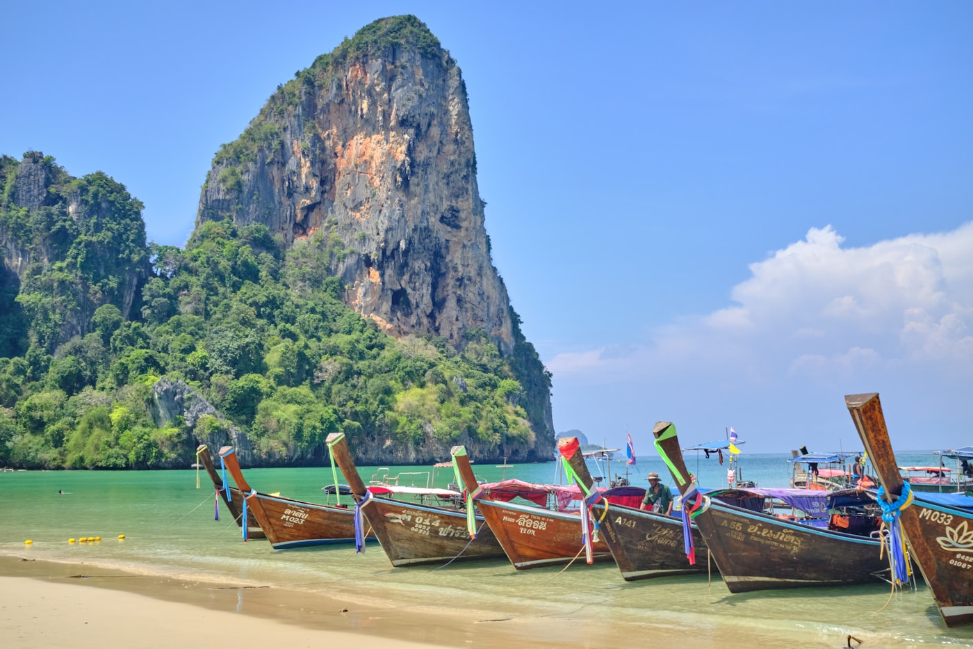 Railay Beach Krabi Thailanda - stanci calcaroase si apa turcoaz