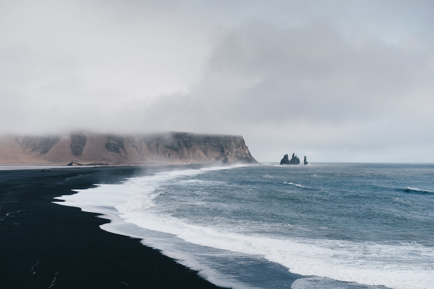 Reynisfjara plaja neagra Islanda - coloane de bazalt